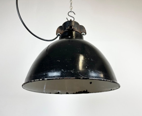 Image 1 of Industrielle Bauhaus-Hängeleuchte aus schwarzem Emaille, 1930er Jahre