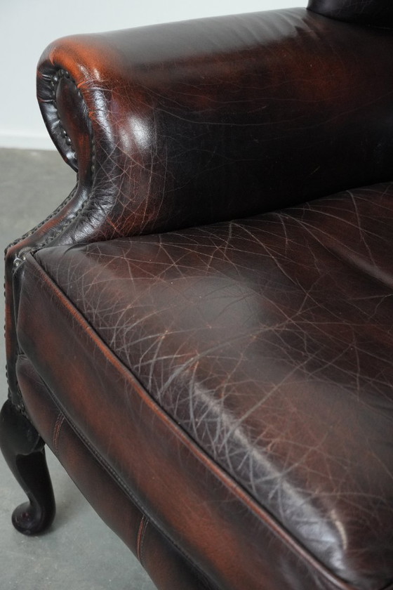 Image 1 of Poltrona Chesterfield con braccioli in pelle bovina marrone, in classico stile inglese.