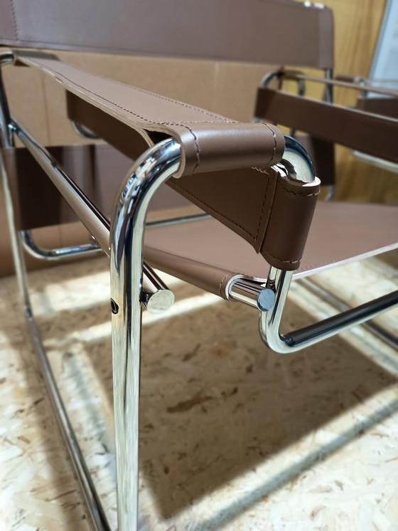 Image 1 of Poltrone Knoll Wassily B3 2 nuove/usate in pelle color noce di Marcel Breuer € 4.400