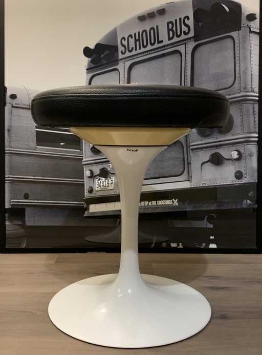 Sgabello Tulip di Eero Saarinen per Knoll.