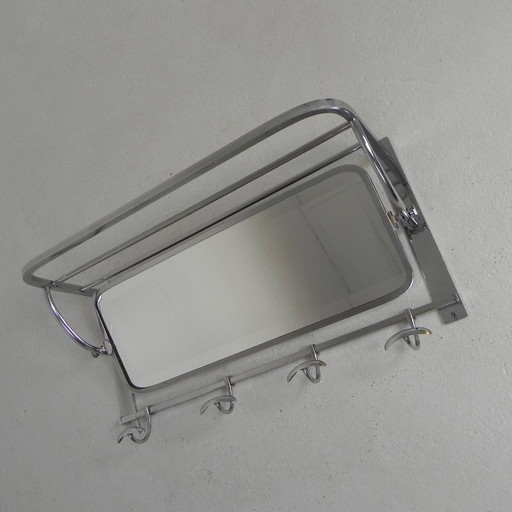 Perchero de pared Art Déco con espejo biselado ajustable en marco cromado, década de 1930.
