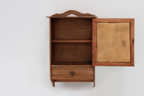 Image 1 of Franse Art Deco scheerkast in houtsnijwerk met afgeschuinde spiegel