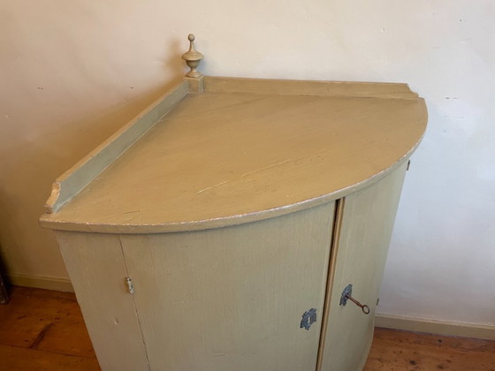 Image 1 of Credenza angolare del XIX secolo Credenza da cucina con ante sferiche