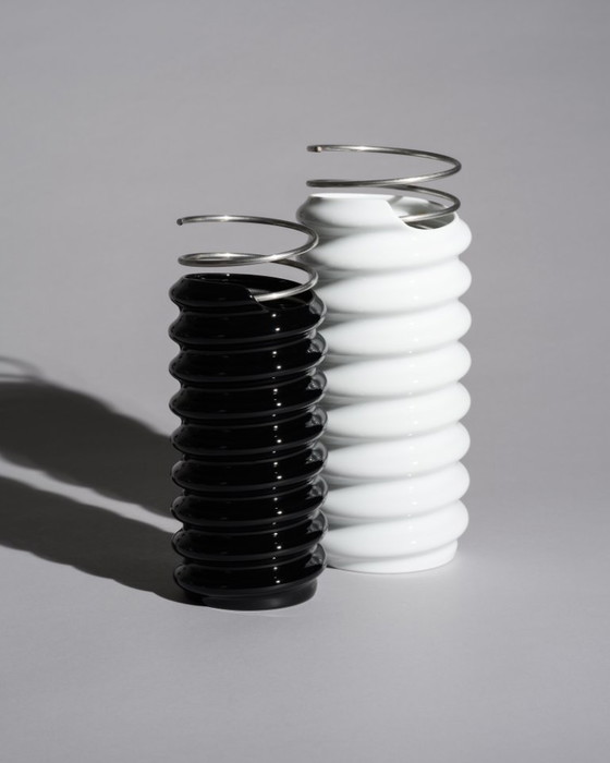 Image 1 of Duo de vases d'artiste en porcelaine blanche et noire « Rigoletto » de Rosenthal Spiral, par Ron Arad