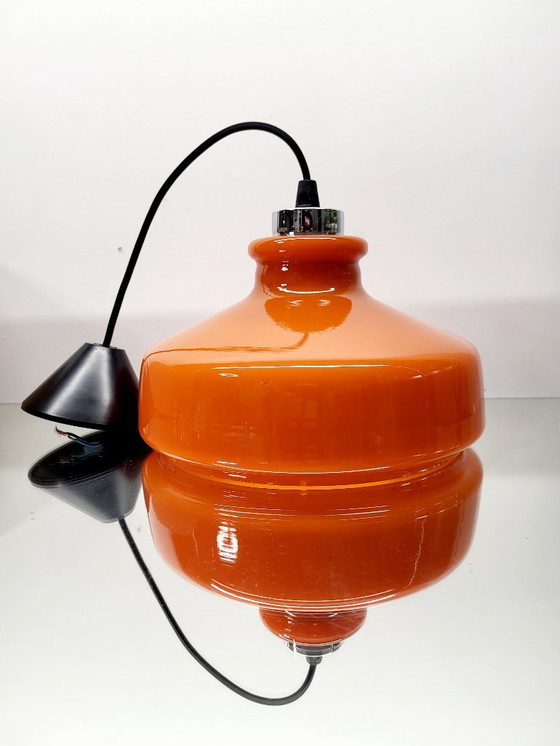 Image 1 of Lampada a sospensione vintage in vetro opalino arancione con finitura cromata, anni '60