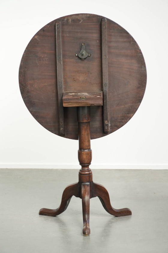 Luxurious antique 18th-century English tilttop/ side table with beautiful colors – Wood (photo 3 of 10)