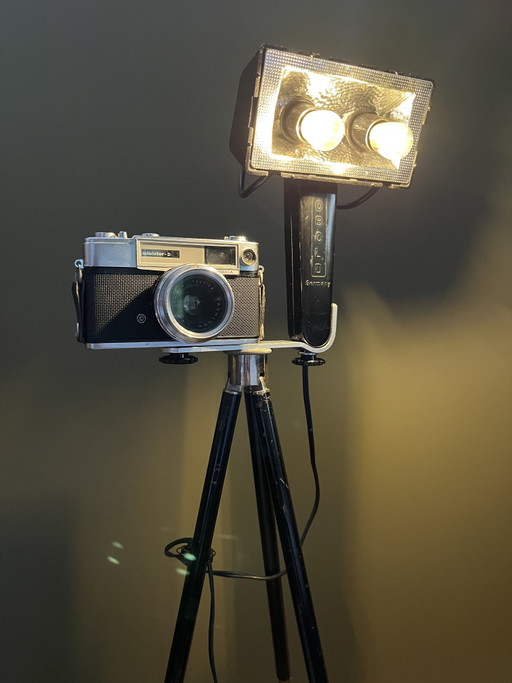 Original Yashica camera on a tripod with large flash (mains powered) – decoratieve objecten, Glass, Metal
