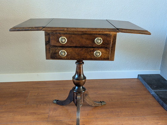 Image 1 of Table d'appoint ancienne de Pembroke avec pieds en laiton