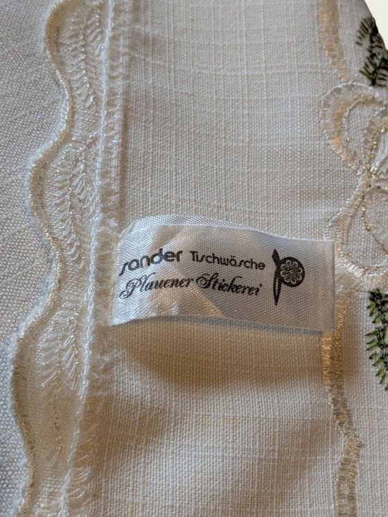 Image 1 of Weißer Vintage Weihnachts-Tischläufer von SANDER – 100x40 cm, grün-goldene Stickereien