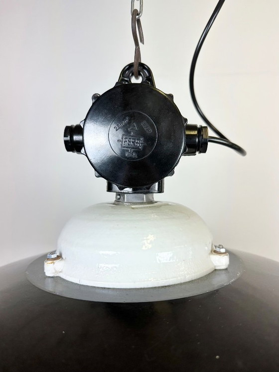 Image 1 of Industrielle schwarze Emaillelampe mit Glasabdeckung, 1950er Jahre