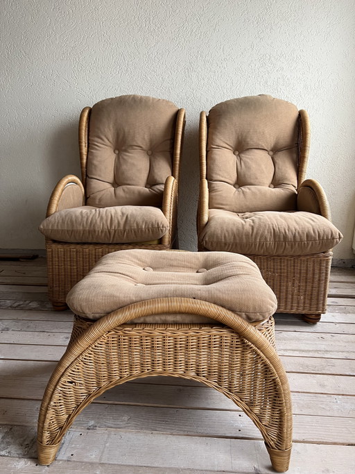 Deux fauteuils en rotin avec repose-pieds – Rattan, Textile