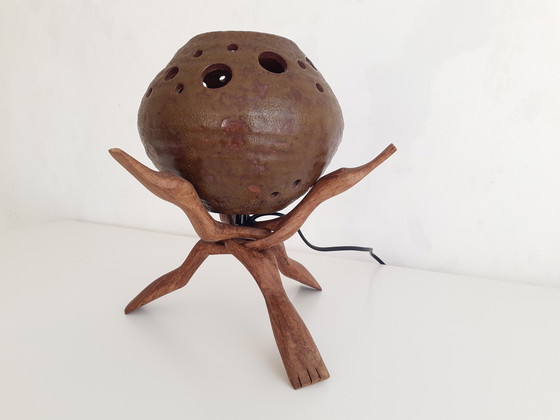 Image 1 of Lampe de table vintage en céramique avec base en teck sculpté