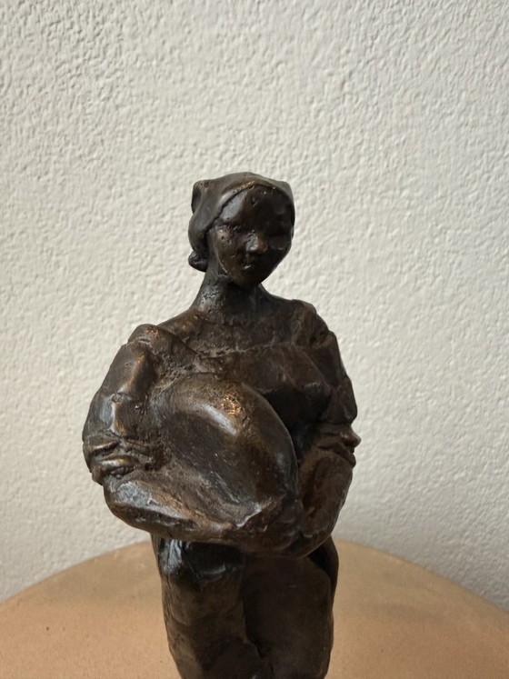 Image 1 of Scultura originale in bronzo massiccio "La moglie del contadino del formaggio" Ineke van Dijk