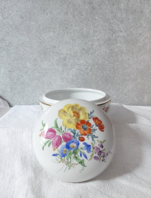 Meissen porcelain lidded box floral decor gold rim Ø 13,0 cm 1971 ? 1st choice UK4aeb
