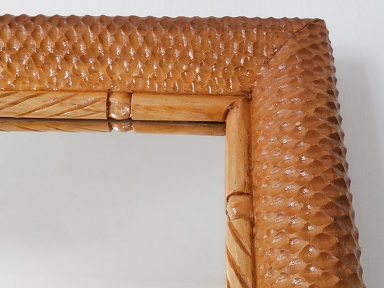 Image 1 of Specchio vintage anni '40-'50 in legno intagliato con motivo a nido d'ape a squame di serpente.