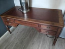 Escritorio clásico antiguo de madera Luis XVI