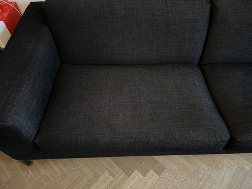 Schwarzes Sofa von Design on Stock – 3 5 zitsbanken, Textile (photo 2 of 7)