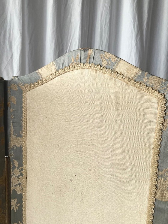 Image 1 of Biombo antiguo de estilo chinoiserie, principios del siglo XX, realizado en seda damasco.