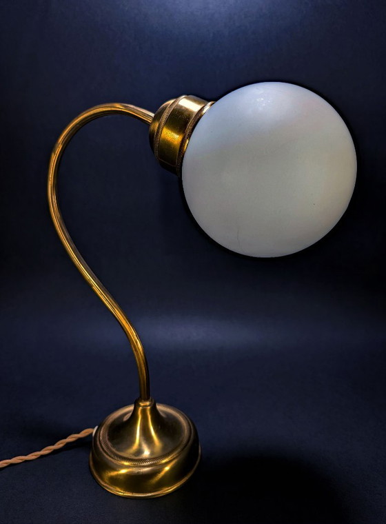 Lampada da tavolo vintage in ottone e vetro opalino, Lampade da tavolo, Dorato (foto 2 di 7)