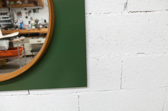 Image 1 of Espejo de pared redondo inusual, 60 cm, borde de teca sobre un tablero rectangular verde, años 60
