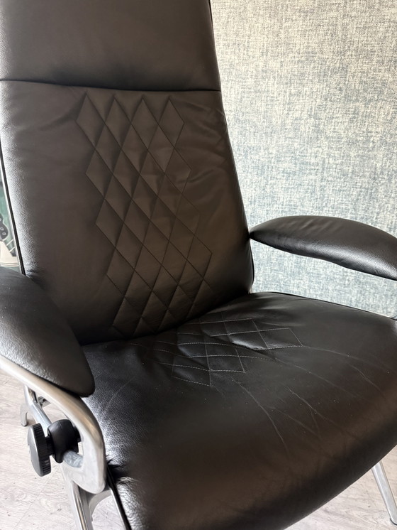 Image 1 of Poltrona lounge James Stressless con poggiapiedi in pelle nera e alluminio