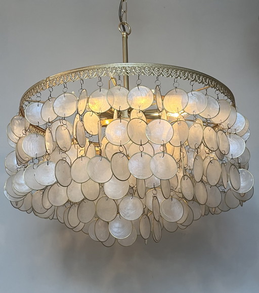 Lot de 3 lampes suspendues vintage 60's en forme de coquillage, monture en laiton