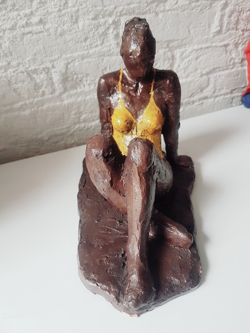Femme assise en maillot de bain, pâte à modeler
