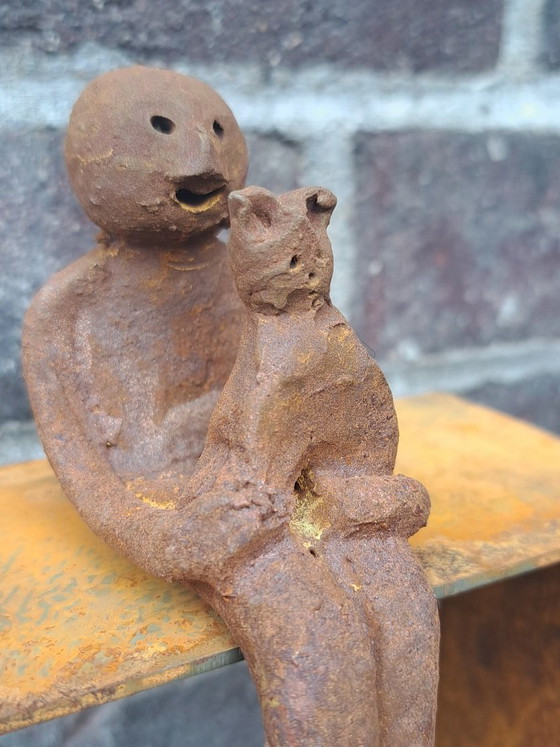 Image 1 of Uomo con gatto su piedistallo , ceramica e acciaio