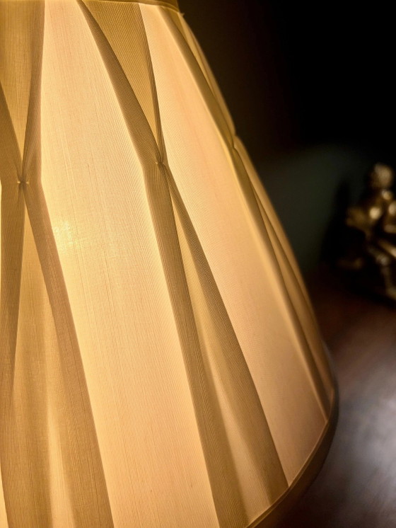 Tafellamp met hoogwaardige, geplooide witte zijden kap – Tafellampen, Silk, Modern (photo 3 of 5)