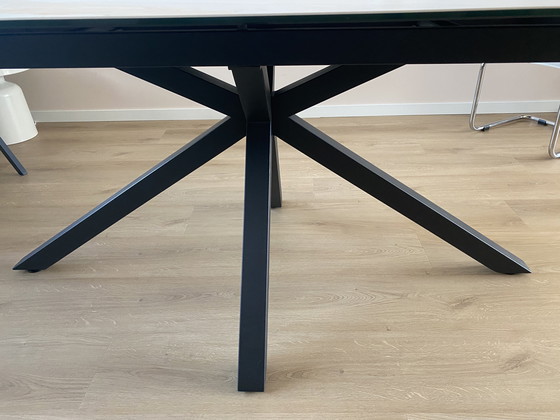 Image 1 of Tavolo da pranzo ovale danese Montello con piano in ceramica effetto marmo bianco.