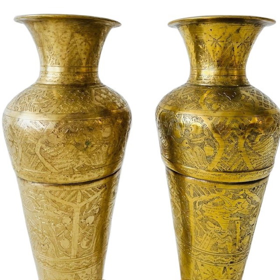 Image 1 of Coppia di antichi vasi orientali in ottone inciso anni '20