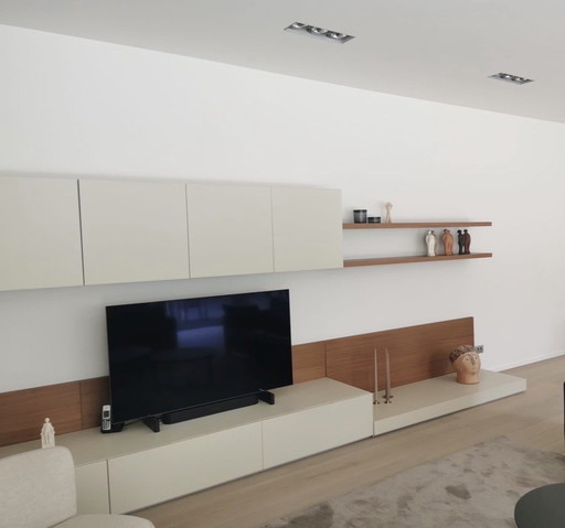 Armario de pared Poliform con estantes