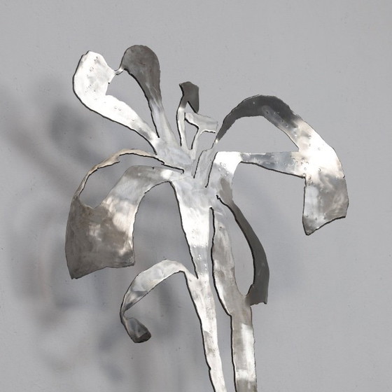 Image 1 of "Iris in een vaas" - Staande sculptuur van Petra Hartman, 2013