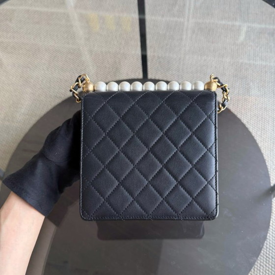 Image 1 of Sac Chanel Mini Flap Chic en agneau perlé noir, finitions dorées, série 28