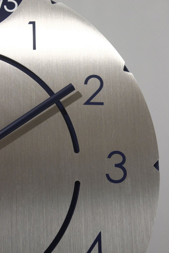 Image 1 of Orologio da parete Hermle vintage con datario in design postmoderno in alluminio, anni '80