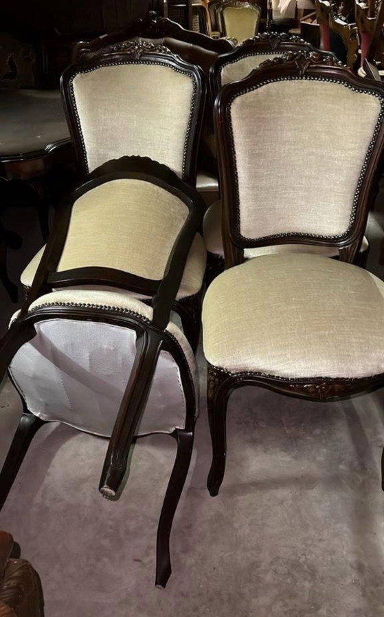 Image 1 of 4 chaises de salle à manger classiques en noyer