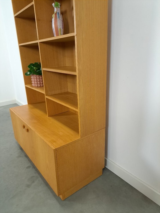 Image 1 of Hoge LP boekenkast met planken uit Zweden