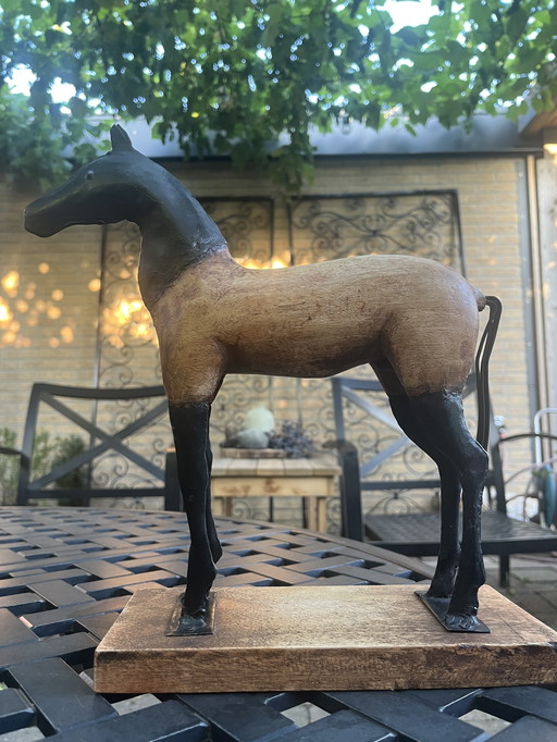 Scultura di cavallo in legno