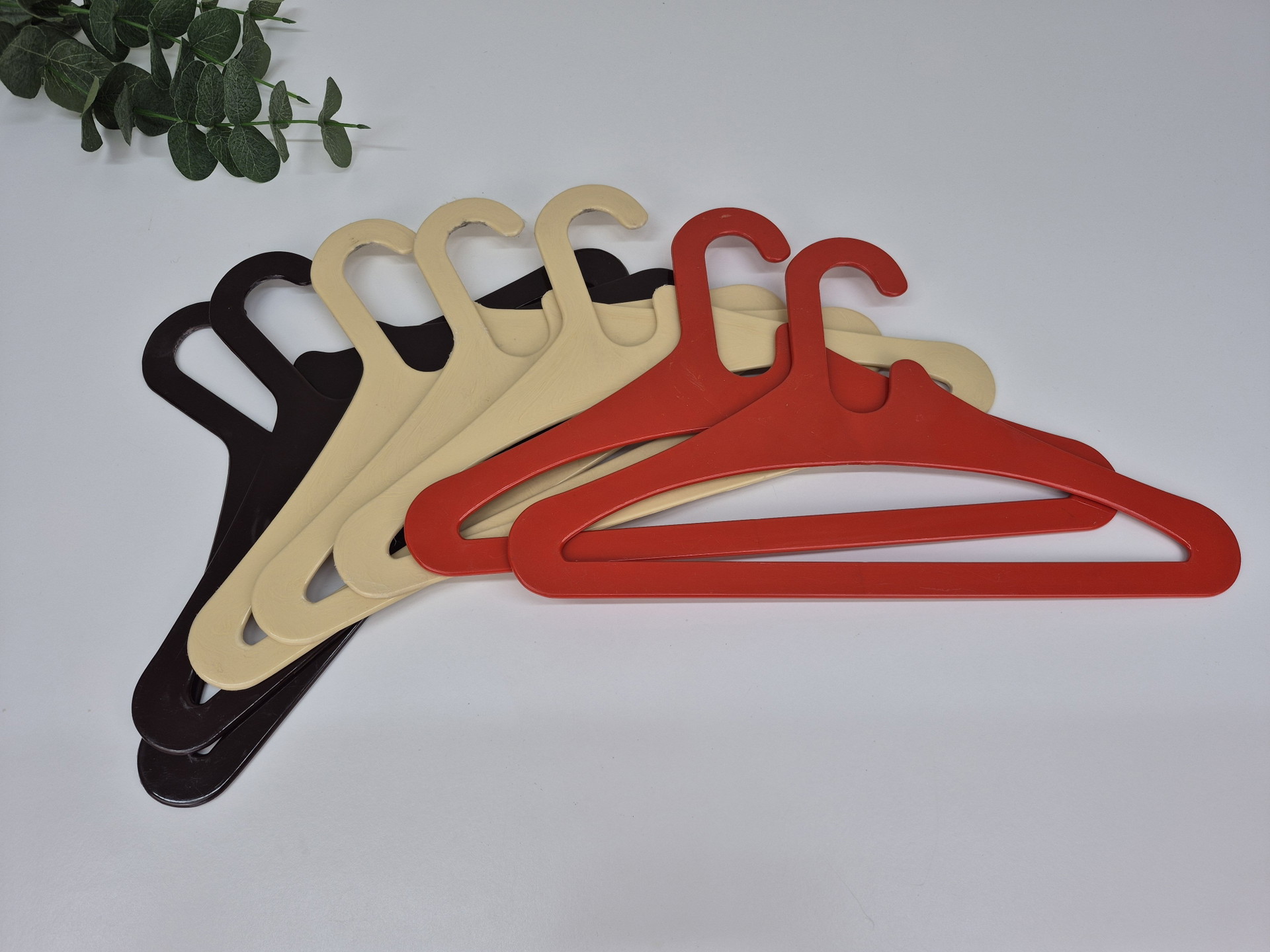 Space Age clothes hanger (7). Vintage hangers plastic. | €33 | Whoppah