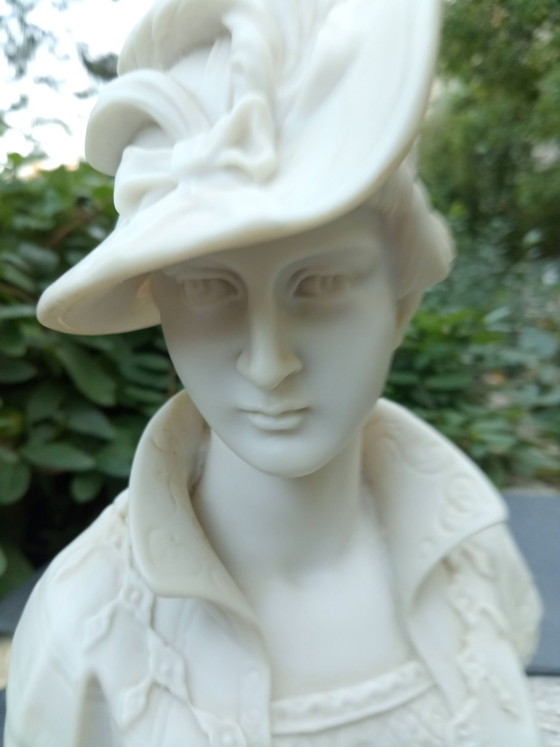 Alabaster Bust Woman with Hat 19th Century, Decorative Objects, Stone, Multi Color (photo 3 of 8)