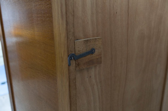 Image 1 of Kledingkast uit de jaren 50 met kompasvormige poten, schuifdeuren en een nieuw bovenblad.
