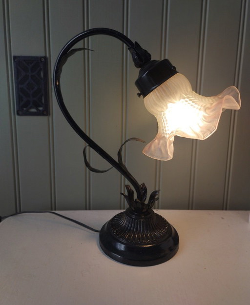 Lampe tulipe en métal noir patiné et abat-jour en verre opaque