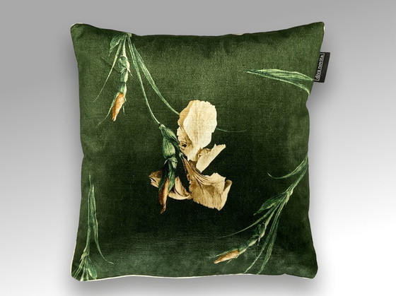 Image 1 of GP & J Baker – Set mit 2 neuen Kissen aus dem Stoff „Baker Iris“ von GP & J Baker.
