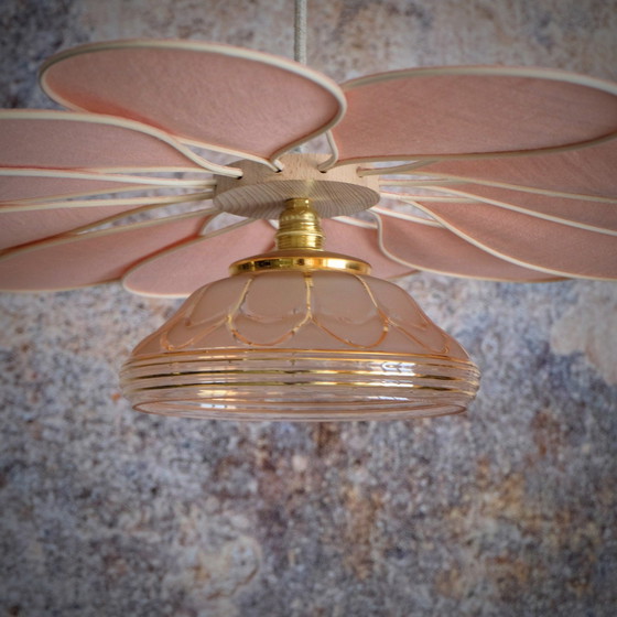 Image 1 of Lampada a sospensione in rattan e lino rosa cipria con fiori – Illuminazione artigianale