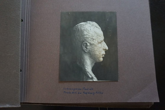 Image 1 of Set di due busti in bronzo su stele di granito di un allievo di Georg Kolbe, 1925