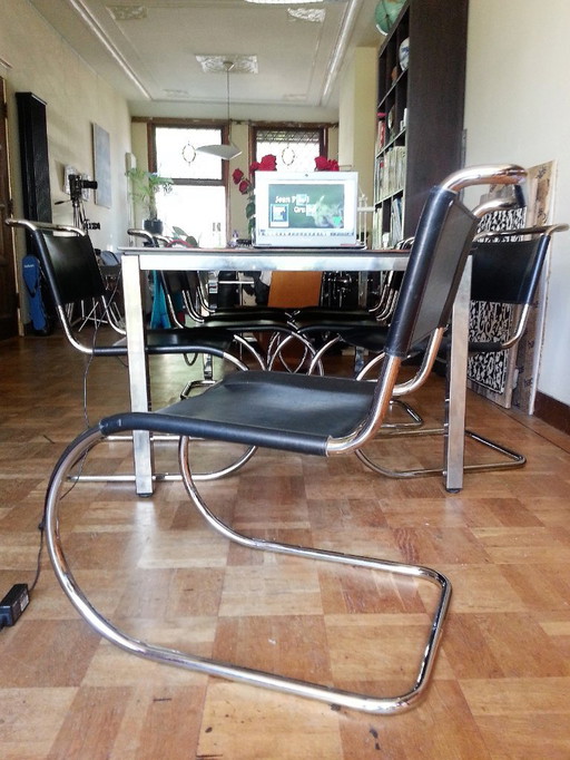 Sedia MR10 di Ludwig Mies van der Rohe con tubi in acciaio cromato e seduta e schienale in pelle nera – set da 2
