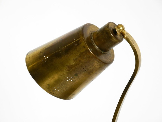Image 1 of Magnifique lampe de table en laiton massif, rare et imposante, typique du design moderne du milieu du XXe siècle | 48 cm | 18,9"