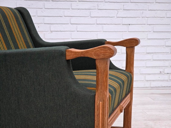 Image 1 of Fauteuil danois des années 1970, en laine verte, avec revêtement en chêne massif.