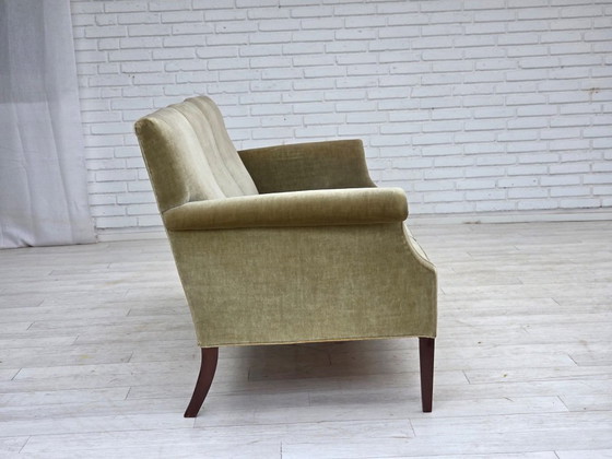 Image 1 of Divano a 3 posti danese degli anni '60, in velluto verde chiaro.