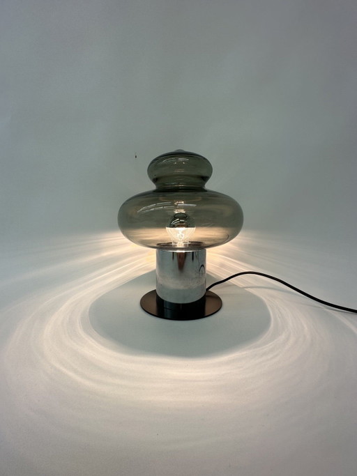 Lampada da tavolo dal design spaziale